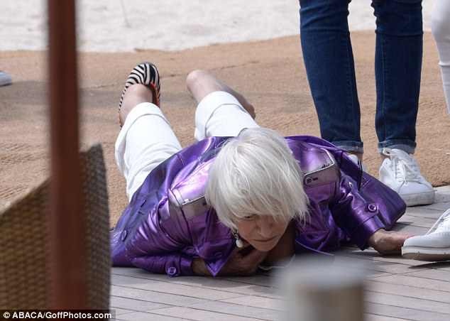 Helen Mirren ngã sấp mặt tại Cannes - Ảnh 1. Helen Mirren ngã sấp mặt tại Cannes - Ảnh 1.
