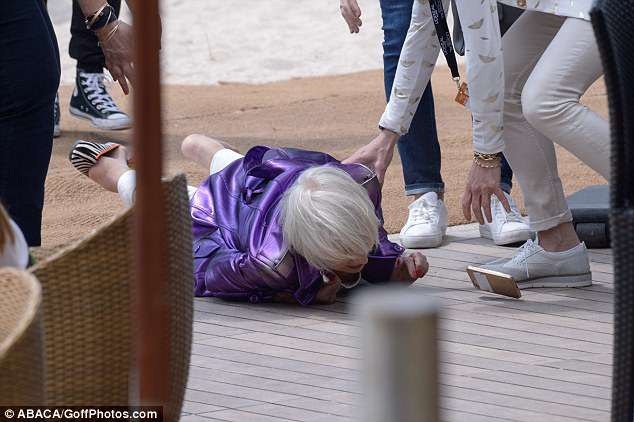 Helen Mirren ngã sấp mặt tại Cannes - Ảnh 2. Helen Mirren ngã sấp mặt tại Cannes - Ảnh 2.