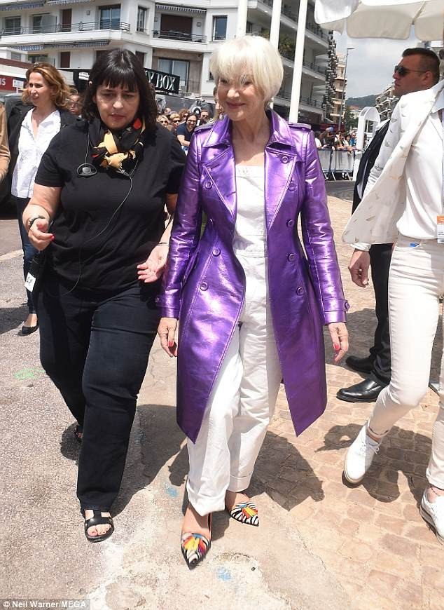 Helen Mirren ngã sấp mặt tại Cannes - Ảnh 3. Helen Mirren ngã sấp mặt tại Cannes - Ảnh 3.