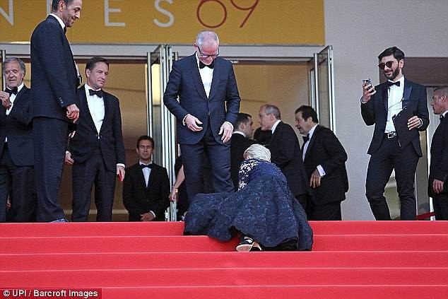 Helen Mirren ngã sấp mặt tại Cannes - Ảnh 5. Helen Mirren ngã sấp mặt tại Cannes - Ảnh 5.