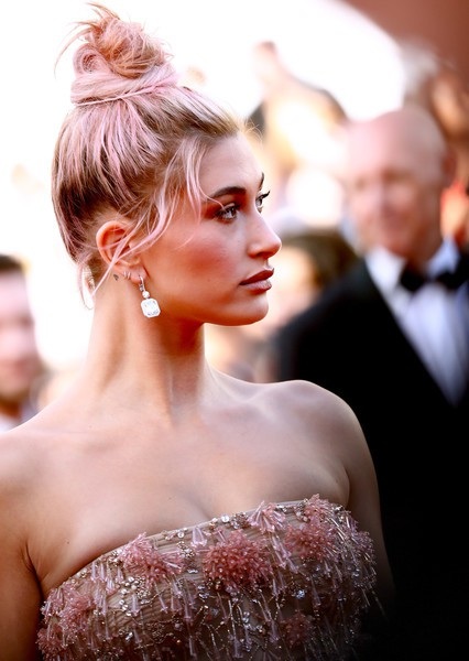Tình cũ Justin Bieber bốc lửa trên thảm đỏ - 7
Hailey Baldwin thường xuyên xuất hiện tại các sự kiện lớn trên khắp thế giới