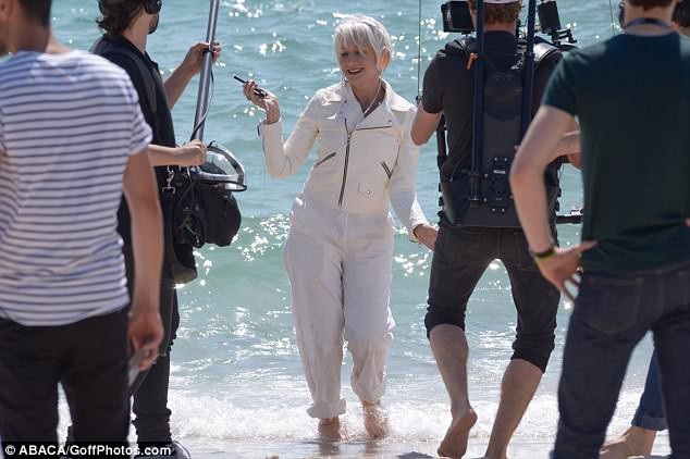 Helen Mirren ngã sấp mặt tại Cannes - Ảnh 9. Helen Mirren ngã sấp mặt tại Cannes - Ảnh 9.