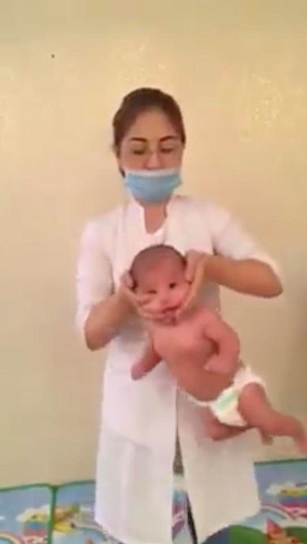 Xuất hiện đoạn video "massage kiểu mới" cho trẻ sơ sinh khiến nhiều người phẫn nộ - 2 Xuất hiện đoạn video "massage kiểu mới" cho trẻ sơ sinh khiến nhiều người phẫn nộ - 2