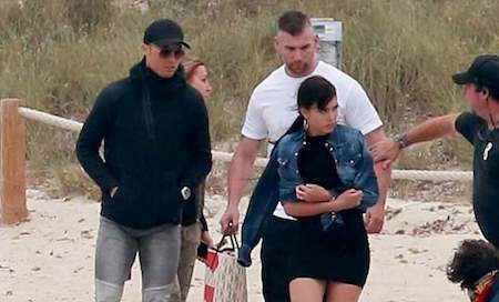 Dính chấn thương, C.Ronaldo tranh thủ đưa bạn gái đi chơi - 2 CR7 ăn vận khá giản dị, tránh gây sự chú ý