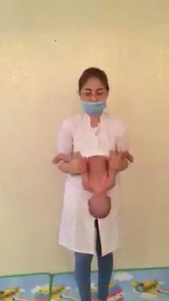 Xuất hiện đoạn video "massage kiểu mới" cho trẻ sơ sinh khiến nhiều người phẫn nộ - 3 Xuất hiện đoạn video "massage kiểu mới" cho trẻ sơ sinh khiến nhiều người phẫn nộ - 3