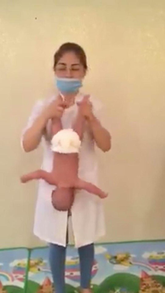 Xuất hiện đoạn video "massage kiểu mới" cho trẻ sơ sinh khiến nhiều người phẫn nộ - 4
Những hình ảnh được cho là rất đáng sợ và nguy hiểm xuất hiện trong clip.