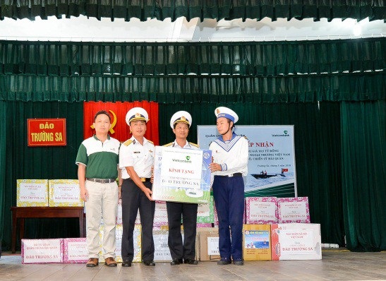Vietcombank trao tặng 3 xuồng CQ trị giá 10,5 tỷ đồng cho cán bộ chiến sỹ hải quân - 4 Vietcombank trao tặng 3 xuồng CQ trị giá 10,5 tỷ đồng cho cán bộ chiến sỹ hải quân - 4