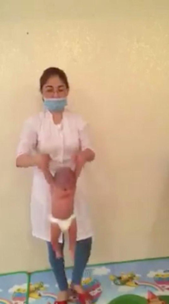 Xuất hiện đoạn video "massage kiểu mới" cho trẻ sơ sinh khiến nhiều người phẫn nộ - 5 Đoạn video đã khiến cư dân mạng vô cùng phẫn nộ