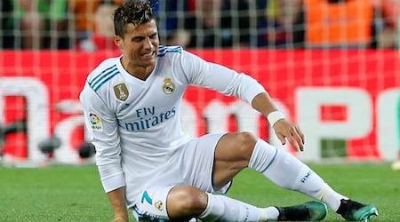 Dính chấn thương, C.Ronaldo tranh thủ đưa bạn gái đi chơi - 5 CR7 đã dính chấn thương trong trận Siêu kinh điển