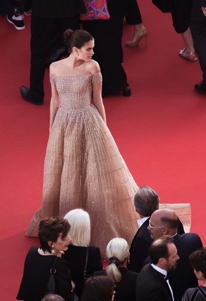 
Siêu mẫu Bồ Đào Nha cuốn hút trong bộ váy màu da kiểu dáng thanh lịch
