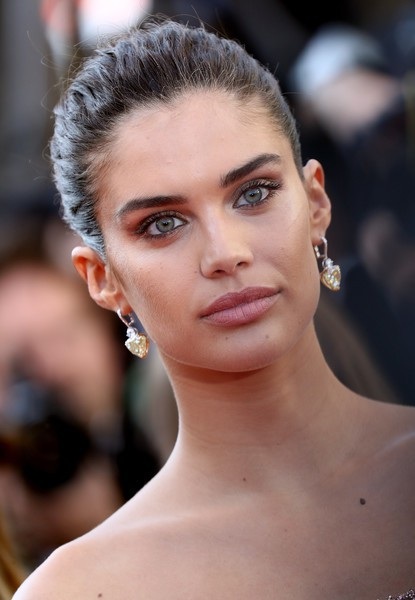 
Cô kết hợp với bông tai kim cương sang trọng
