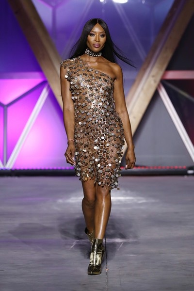 Naomi Campbell trẻ đẹp đáng ngưỡng mộ ở tuổi 48 - 6
Siêu mẫu Anh trình diễn cuốn hút trong sự kiện 12/5