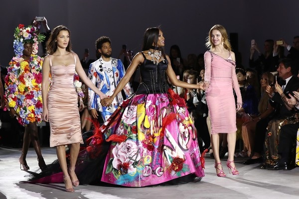 Naomi Campbell trẻ đẹp đáng ngưỡng mộ ở tuổi 48 - 7
Người đẹp bên 2 đàn em Bella Hadid và Natalia Vodianova