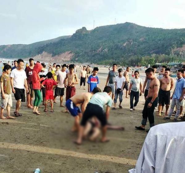 Cứu vợ mang bầu, chồng bị sóng biển nhấn chìm - 1
Chồng chị T. dù được người dân nỗ lực sơ cứu khẩn trương nhưng không qua khỏi.