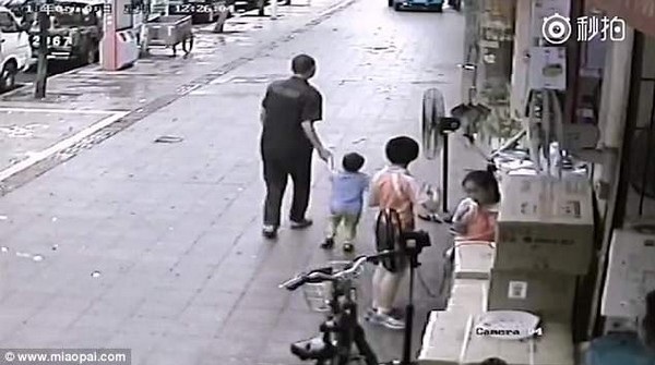 Clip màn bắt cóc trẻ em ngang nhiên giữa ban ngày gây sốc cư dân mạng - 1 Khoảnh khắc người đàn ông kéo em bé đi khi không có ai chú ý
