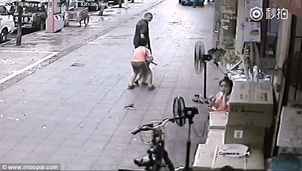 Clip màn bắt cóc trẻ em ngang nhiên giữa ban ngày gây sốc cư dân mạng - 2 Cậu bé lớn tuổi đã nhanh chóng phát hiện và ngăn chặn vụ việc kịp thời