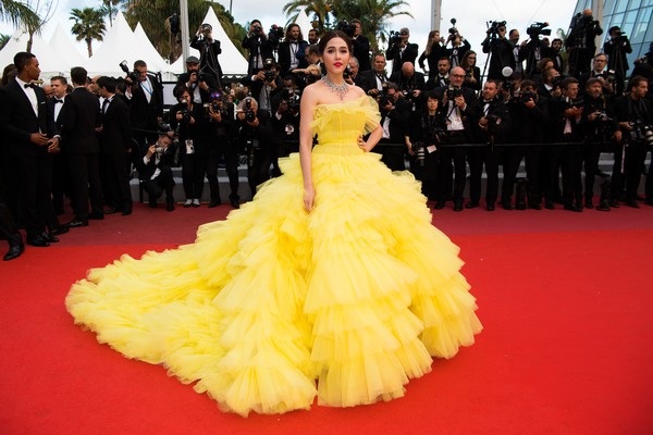 Vẻ đẹp yêu kiều của minh tinh Thái Lan - 2
Ngôi sao người Thái Lan là một trong những mỹ nhân mặc đẹp nhất trong buổi tối này