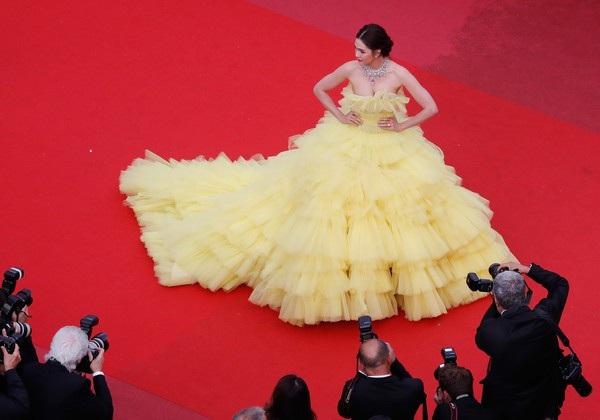Vẻ đẹp yêu kiều của minh tinh Thái Lan - 3
Araya Hargate diện bộ váy vàng xa hoa của hãng Giambattista Valli