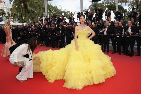 Vẻ đẹp yêu kiều của minh tinh Thái Lan - 4
Araya Hargate nổi tiếng giàu có, xinh đẹp và luôn mặc hàng hiệu đắt giá trong mỗi kỳ LHP Cannes