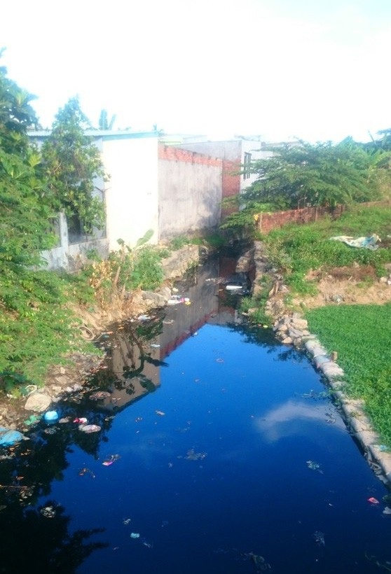 Dân than khổ vì sống cạnh dòng "kênh đen" - 2 Nước kênh đen sì, mặt nước đầy rác thải và bốc mùi hôi nồng nặc