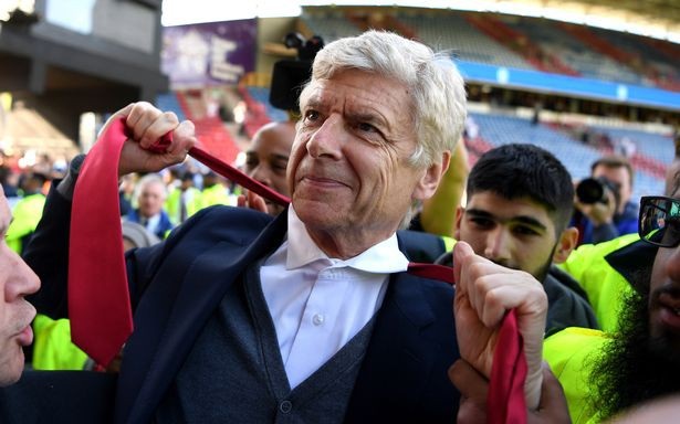 Những khoảnh khắc ở lần cuối cùng Wenger chỉ huy Arsenal - 17
Sau khi kết thúc trận đấu, cổ động viên lại tiêp tục vây lấy Wenger khiến chiến lược gia người Pháp vô cùng hạnh phúc. Ông nói đùa trong buổi họp báo rằng tuần nào mình cũng nên nói từ chức