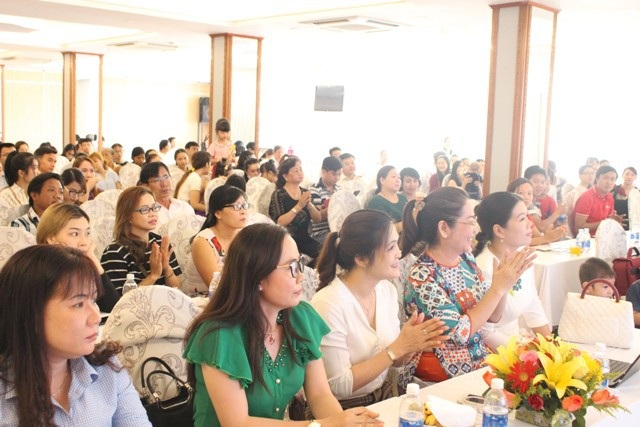 Không nên “bỏ quên” trẻ trong chính ngôi nhà mình với các trang thiết bị hiện đại - 1 Đông đảo phụ huynh Bạc Liêu tham gia hội thảo để học hỏi kinh nghiệm giáo dục con cái.