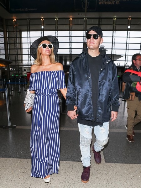 
Tôi chưa bao giờ cảm thấy hạnh phúc như thế này và tôi tin rằng, mình sẽ ngày càng hạnh phúc. Tôi cảm nhận như cuộc đời mình chỉ mới bắt đầu, Paris chia sẻ về mối tình với chàng phi công trẻ Zylka.
