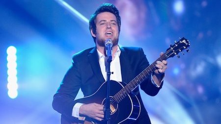 Những thần tượng âm nhạc Mỹ bị lãng quên - 1 Lee DeWyze từng là quán quân American Idol mùa thứ 9 nhưng những gì chàng nam ca sĩ để lại sau chương trình chỉ là một album “Live it up” với thành tích bán được 168.000 bản, kỷ lục bán đĩa thấp nhất trong số các quán quân tính đến thời điểm đó. Lee DeWyze cũng đã cố dành thời gian đi tour để tận dụng sức nóng từ chương trình American Idol song không thu được kết quả khả quan. Kết cục, Lee DeWyze đành chuyển sang làm nhạc sĩ và chuyên tâm sáng tác nhạc.