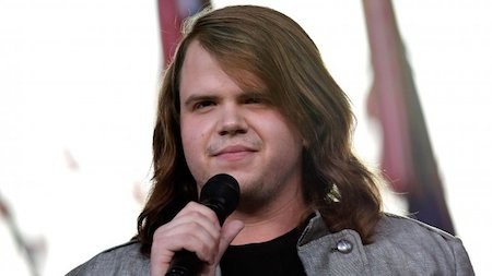 Những thần tượng âm nhạc Mỹ bị lãng quên - 2 Sau khi giành ngôi vị quán quân American Idol mùa thứ 13, Caleb Johnson đã có bước chạy đà hoàn hảo để trở thành một rocker nổi tiếng. Tuy nhiên, doanh số album nghèo nàn đã khiến các hãng đĩa ghẻ lạnh Caleb và đến giờ, chàng ca sĩ này vẫn phải vật lộn tìm lại ánh hào quang từ thuở tham gia American Idol.