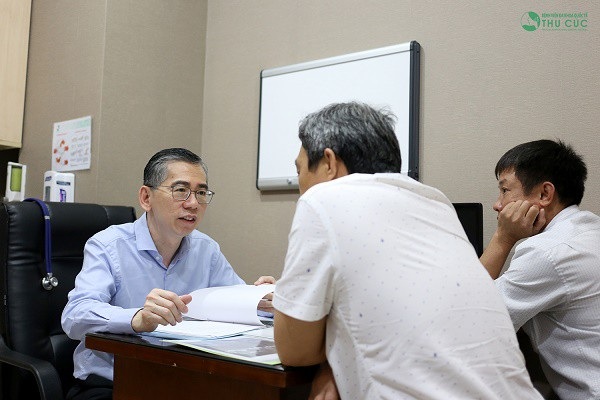 Ung thư não - Nguyên nhân tử vong hàng đầu ở các bệnh nhi và người trẻ tuổi - 3 TS. BS Lim Hong Liang đang tư vấn và điều trị ung thư cho người bệnh.