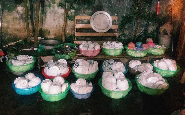 Nhờ nổi trên mạng, chàng trai rửa 15 rổ bát đĩa tìm được... bạn trai - 1 Hoàng Nhật Anh (Hà Nội), chàng trai từng gây “sốt” mạng khi chia sẻ một mình cậu rửa hết 15 rổ bát đĩa đầy trong vòng 4 tiếng đồng hồ
