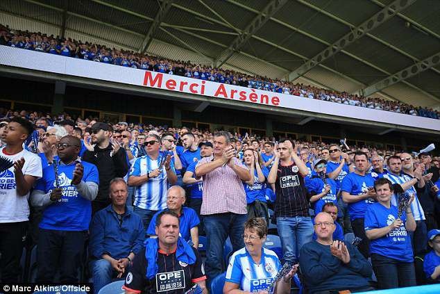 Những khoảnh khắc ở lần cuối cùng Wenger chỉ huy Arsenal - 11
Trên khán đài của Huddersfield cũng có dòng chữ Cám ơn Arsene được sơn màu đỏ. Điều này cho thấy Huddersfield dành cho vị chiến lược gia lão luyện người Pháp sự tôn trọng rất lớn