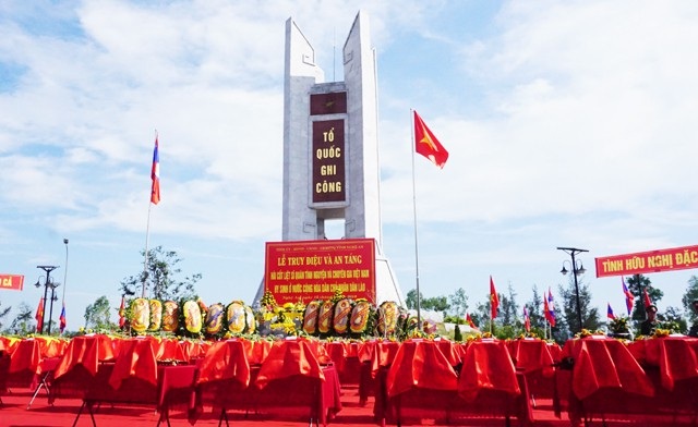 An táng 98 hài cốt liệt sĩ hi sinh ở nước bạn Lào - 1 98 hài cốt liệt sĩ quân tình nguyện và chuyên gia Việt Nam hi sinh tại nước bạn Lào được quy tập về nước trong đợt tìm kiếm mùa khô 2017-2018