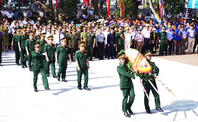 An táng 98 hài cốt liệt sĩ hi sinh ở nước bạn Lào - 4 Ban Công tác đặc biệt của Chính phủ do Thượng tướng Lê Chiêm dẫn đầu dâng hương, dâng hoa lên các anh hùng liệt sĩ