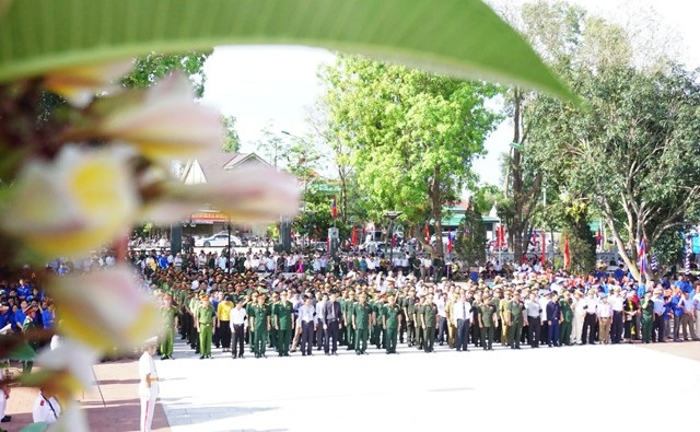 An táng 98 hài cốt liệt sĩ hi sinh ở nước bạn Lào - 2 Hàng nghìn người đội nắng tiễn đưa các liệt sĩ quân tình nguyện và chuyên gia Việt Nam hi sinh ở Lào yên nghỉ tại nghĩa trang liệt sĩ huyện Nghi Lộc