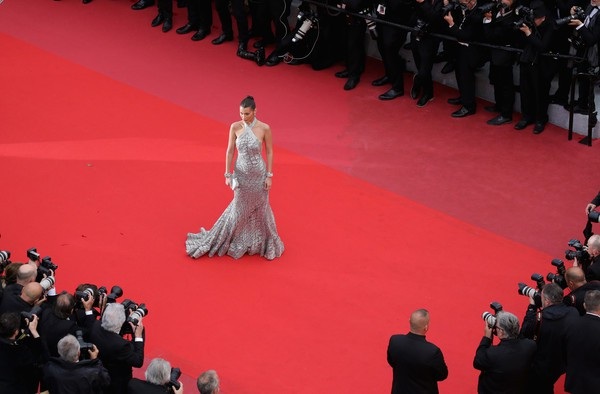 Bella Hadid lộng lẫy trên thảm đỏ - Ảnh 2. Bella Hadid lộng lẫy trên thảm đỏ - Ảnh 2.