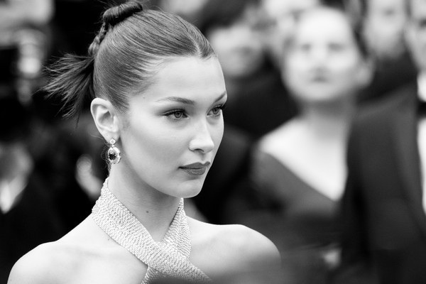 Bella Hadid lộng lẫy trên thảm đỏ - Ảnh 7. Bella Hadid lộng lẫy trên thảm đỏ - Ảnh 7.