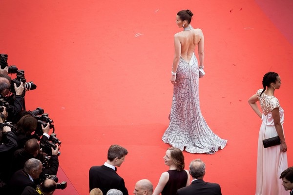 Bella Hadid lộng lẫy trên thảm đỏ - Ảnh 12. Bella Hadid lộng lẫy trên thảm đỏ - Ảnh 12.