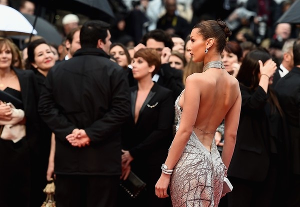 Bella Hadid lộng lẫy trên thảm đỏ - Ảnh 15. Bella Hadid lộng lẫy trên thảm đỏ - Ảnh 15.