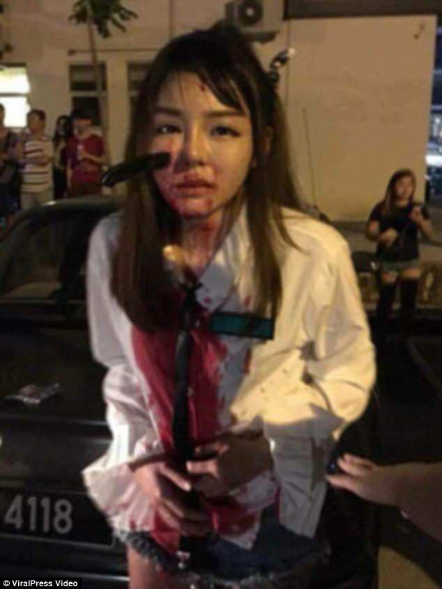 Giữa đường gặp cướp, bị dao cắm giữa mặt, cô gái vẫn bình tĩnh ngồi chờ người đến cứu - 1 Giữa đường gặp cướp, bị dao cắm giữa mặt, cô gái vẫn bình tĩnh ngồi chờ người đến cứu - 1