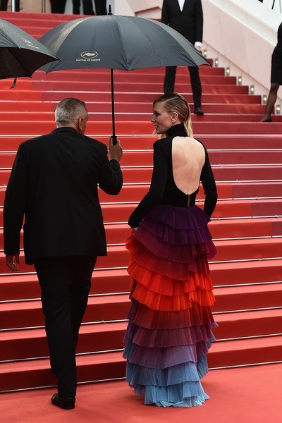 Cate Blanchett đẹp nổi bật với váy 7 sắc cầu vồng - 5
Ngôi sao người Úc từng giành giải Oscar ngồi ghế giám khảo tại LHP Cannes năm nay