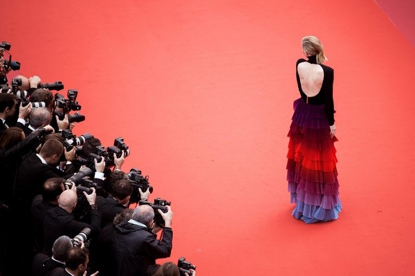 Cate Blanchett đẹp nổi bật với váy 7 sắc cầu vồng - 6
Cô là nhân vật được truyền thông săn đón