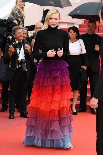 Cate Blanchett đẹp nổi bật với váy 7 sắc cầu vồng - 7
Cận kề tuổi ngũ tuần, Cate vẫn trẻ đẹp và lôi cuốn