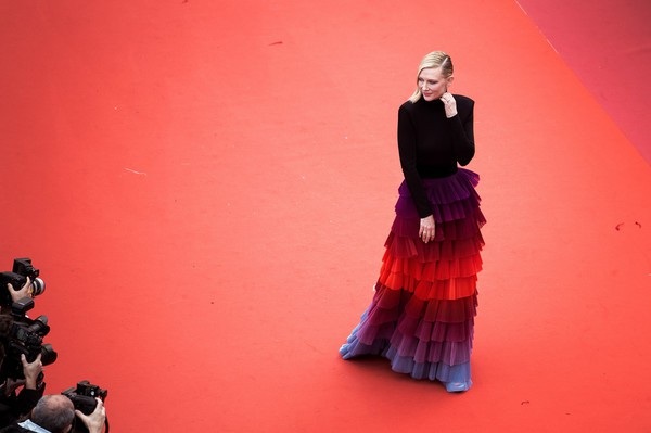 Cate Blanchett đẹp nổi bật với váy 7 sắc cầu vồng - 9 Cate Blanchett đẹp nổi bật với váy 7 sắc cầu vồng - 9