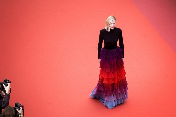 Cate Blanchett đẹp nổi bật với váy 7 sắc cầu vồng - 12 Cate Blanchett đẹp nổi bật với váy 7 sắc cầu vồng - 12