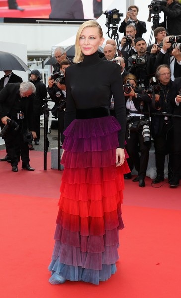 Cate Blanchett đẹp nổi bật với váy 7 sắc cầu vồng - 13 Cate Blanchett đẹp nổi bật với váy 7 sắc cầu vồng - 13
