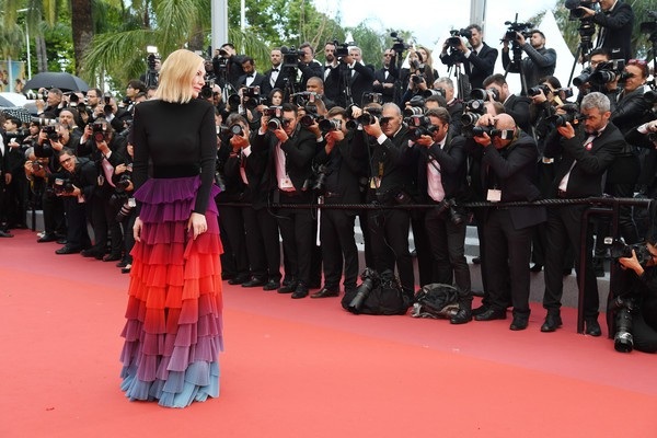 Cate Blanchett đẹp nổi bật với váy 7 sắc cầu vồng - 15 Cate Blanchett đẹp nổi bật với váy 7 sắc cầu vồng - 15