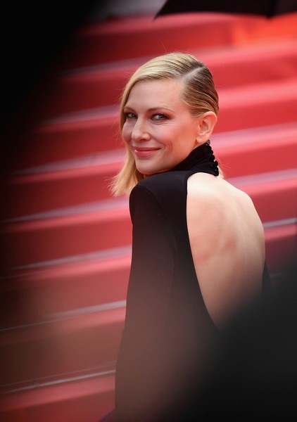 Cate Blanchett đẹp nổi bật với váy 7 sắc cầu vồng - 16
Gần đây khán giả yêu mến Cate Blanchett khi cô đảm nhiệm vai bà mẹ kế độc ác trong phim Cinderella (2015), ngoài ra vai diễn của cô trong phim bom tấn Thor: Ragnarok (2017) cũng được đánh giá cao.