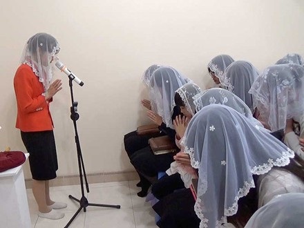 Vợ kêu cứu vì chồng "biến thành người khác" khi theo "Hội Thánh Đức Chúa Trời Mẹ" - 1
Một buổi sing hoạt của Hội Đức Thánh Chúa Trời.