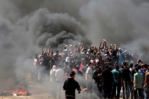 Việt Nam quan ngại trước tình trạng bạo lực leo thang tại Dải Gaza - 1 Người dân Palestine biểu tình phản đối Mỹ ở dải Gaza (ảnh: AFP).